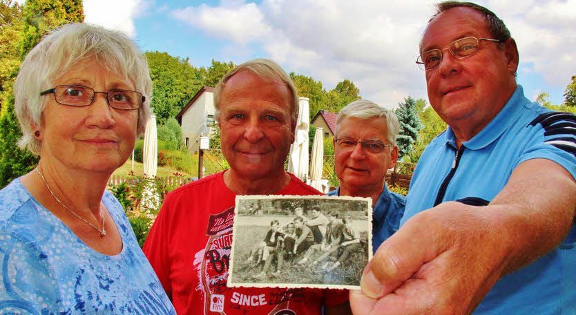 Edda Bäcker, Klaus-Jürgen Erdsack, Peter Krüger und Eberhard Bräunling (v. li.) vom Organisationsteam mit einem alten Schulfoto.