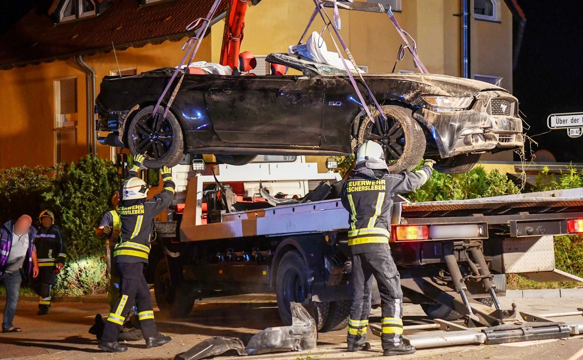 Feuerwehrleute verladen ein beschädigtes Auto auf einen Abschleppwagen. Ein 58 Jahre alter Autofahrer ist bei einem Verkehrsunfall in Aschersleben gestorben.