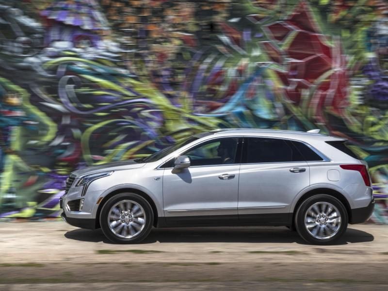 Der Cadillac XT5 ist 4,82 Meter lang, der Radstand misst 2,86 Meter. Das soll viel Beinfreiheit in der zweiten Reihe und 850 Liter Kofferraumvolumen bringen. Foto: Cadillac