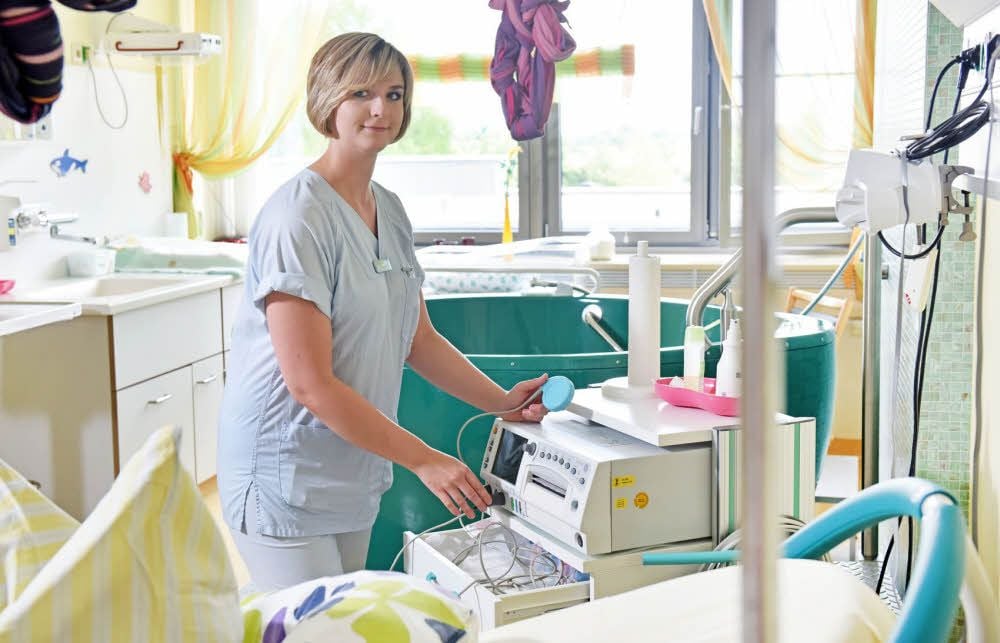 Hebamme Josephine Kaden im Kreißsaal des Klinikums für die Ausbildung. Sie wird angehende Hebammen praktisch anleiten.