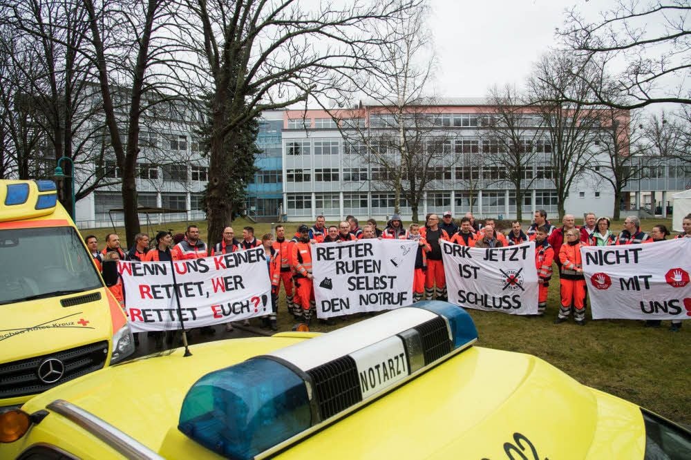 Mitarbeiter der insolventen DRK-Tochter Rettungsdienst Burgenland gGmbH demonstrieren vor dem Sonderkreistag in Naumburg am Landratsamt.