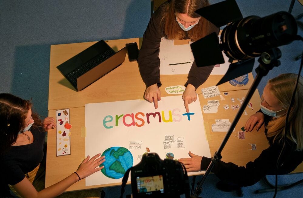 Neitah (14), Nele (14) und Anna (14) (v.l.), die am Giebichenstein-Gymnasium lernen, drehen einen Trailer.