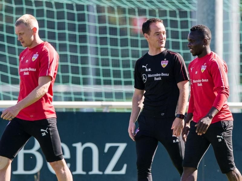Amtsantritt: Weinzierl-Nachfolger Nico Willig (M) bei seinem ersten Training mit den VfB-Profis. Foto: Christoph Schmidt