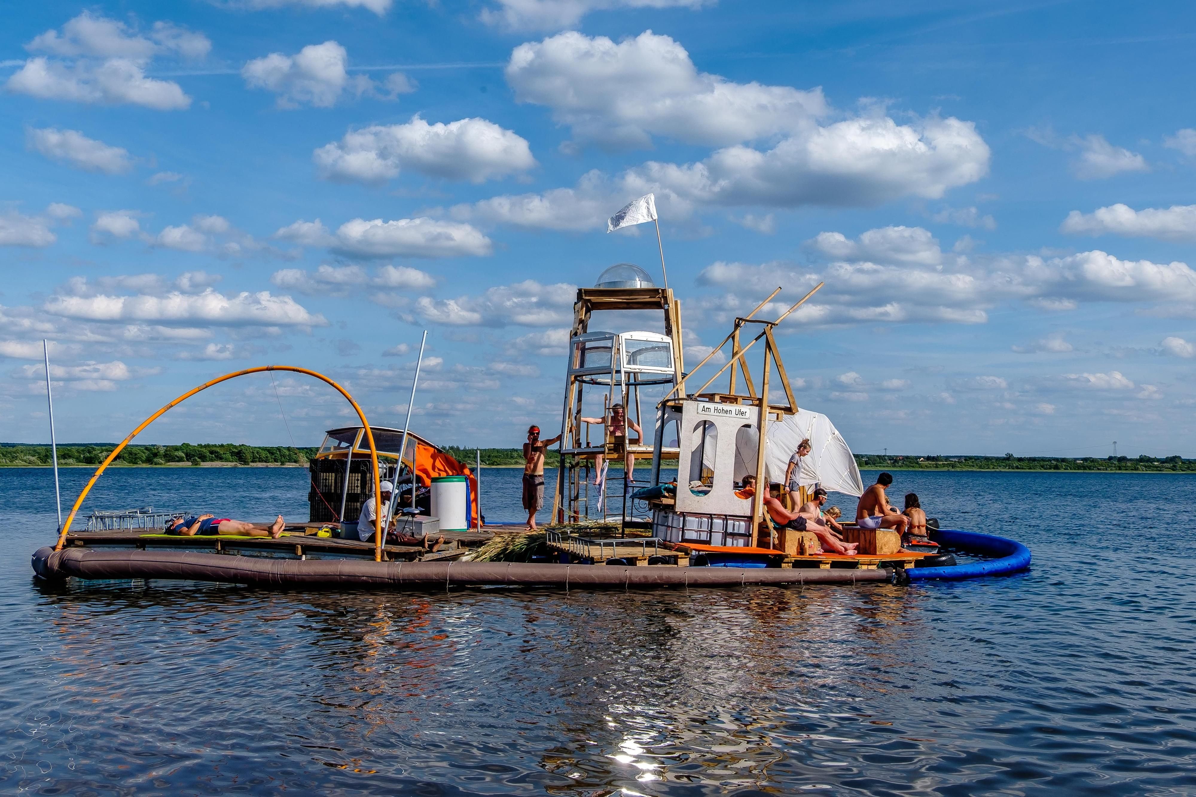 Ferropolis Splash!19 Festival am Sonnabend . Open Island in Aktion.