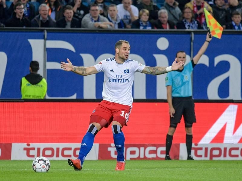 HSV-Spieler Pierre-Michel Lasogga wird auf seinem Weg zum gegnerischen Tor durch einen Abseitspfiff gebremst und ärgerst sich. Später erzielt er dann das Tor zum 2:0 beim ersten Heimsieg des Hamburger SV in der 2. Liga gegen Arminia Bielefeld. Foto:&nbsp;Axel Heimken