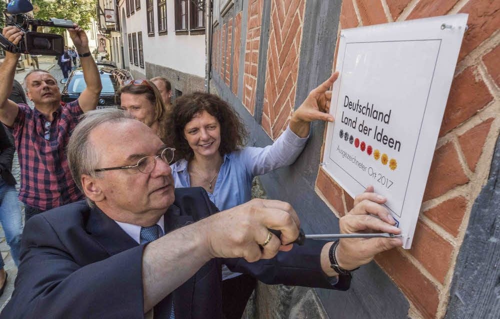 Die Plakette brachte Ministerpräsident Reiner Haseloff nach der Auszeichnung selbst am Fachwerkzentrum an.