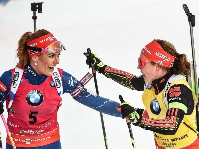 Laura Dahlmeier (r) gratuliert Gabriela Koukalova zum Sieg. Foto: Filip Singer