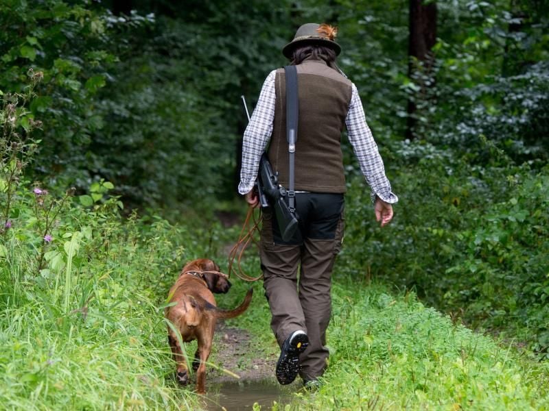 Eine Jägerin mit einem Gewehr über der Schulter. Foto: Sebastian Kahnert/Archiv