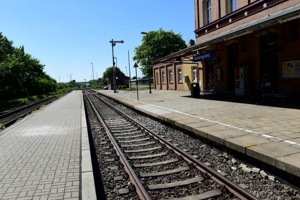 Ein Übergang zwischen den beiden Bahnsteigen am Bahnhof Klostermansfeld wurde jetzt besetigt.