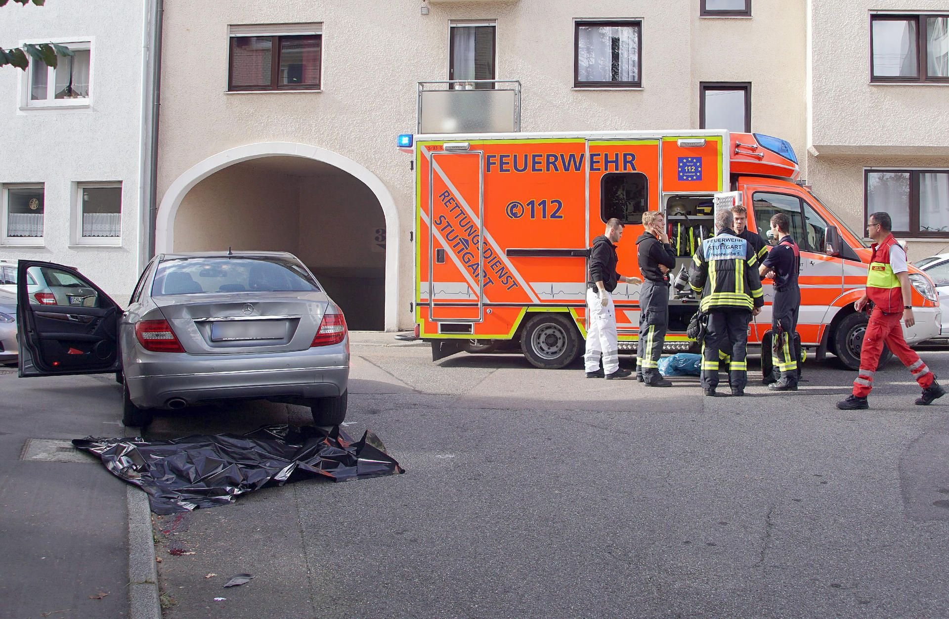 Ein Unfallfahrzeug steht auf einer Straße im Stuttgarter Stadtteil Degerloch