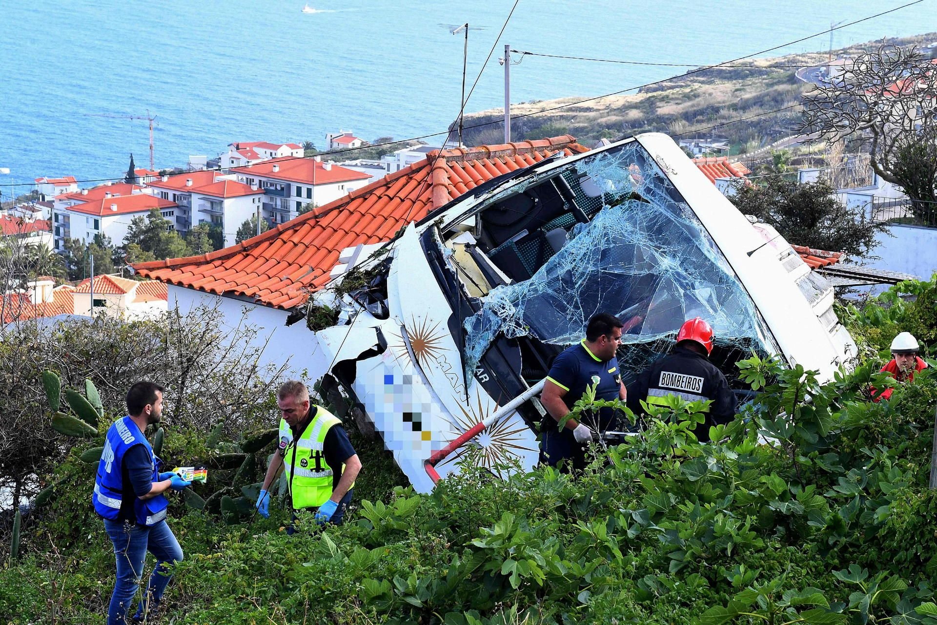Der Bus war in einer Kurve von der Fahrbahn abgekommen.