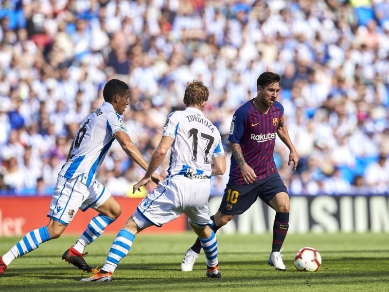 Barcelonas Lionel Messi (r) führt den Ball im Dribbling eng am Fuß. Foto: Ion Alcoba Beitia/gtres