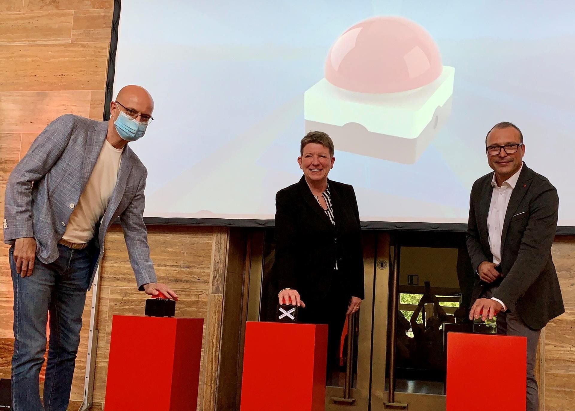 Oberbürgermeister Bernd Wiegand, Umweltministerin Claudia Dalbert und EVH-Chef Olaf Schneider (von links) nehmen den Solarpark Phönix in Betrieb.