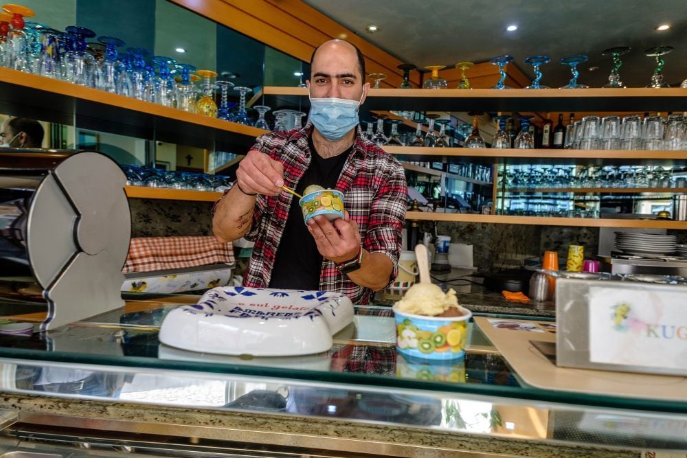 „Amir“, hier im Wittenberger Eis-Café „San Marco“, darf Eis nur im Becher verkaufen.