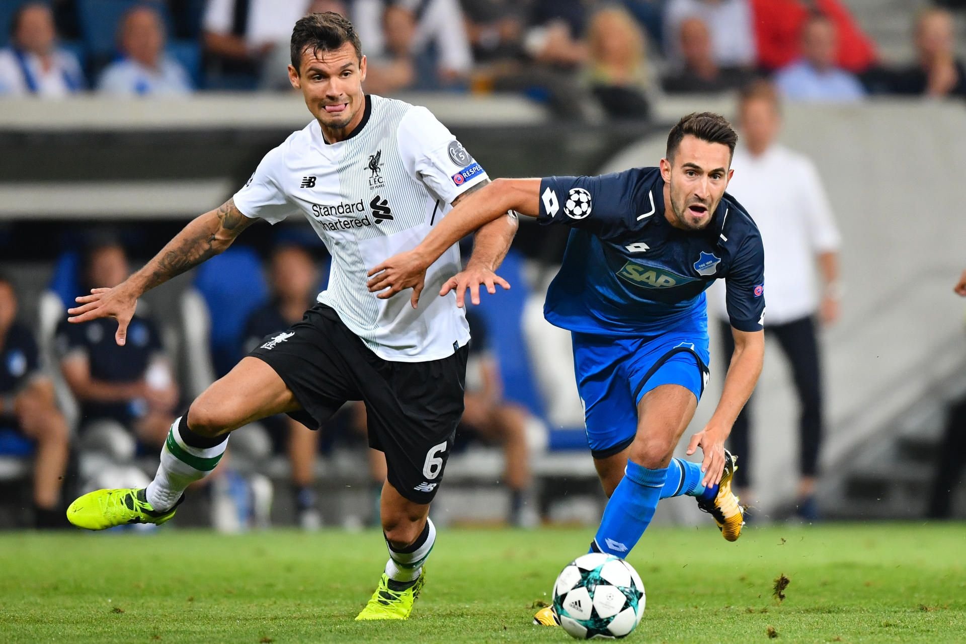 Hoffenheims Lukas Rupp (r.) und Liverpools Dejan Lovren kämpfen um den Ball.