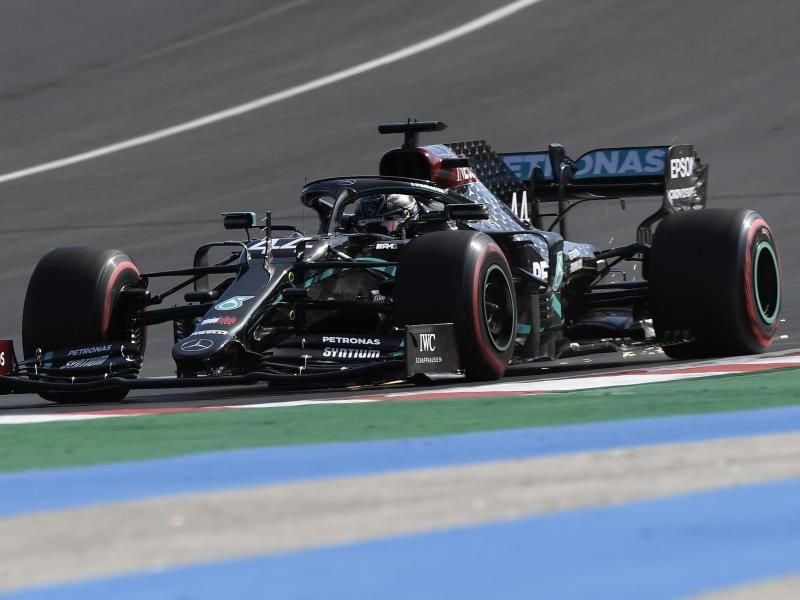 Lewis Hamilton vom Team Mercedes hat sich bei der Qualifikation für den Großen Preis von Portugal die Pole Position gesichert. Foto: Jorge Guerrero/AFP Pool/AP/dpa