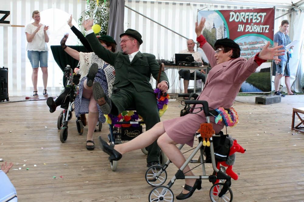 Auch die „Senioren“ wollten dem vereinten Bewegungsdrang nicht nachstehen und ließen sich zu einem ausgelassenen Rollator-Tanz hinreißen.