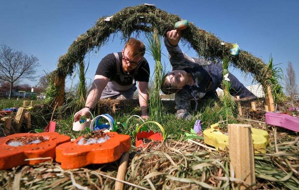 Daniel Schmidt und Jennifer Möbius (v.l.) bauen das Osternest auf.
