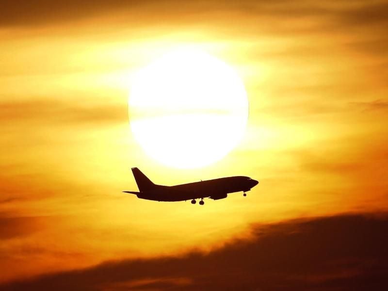 Flugzeug in der Abenddämmerung. Foto: Marcus Brandt/Archiv