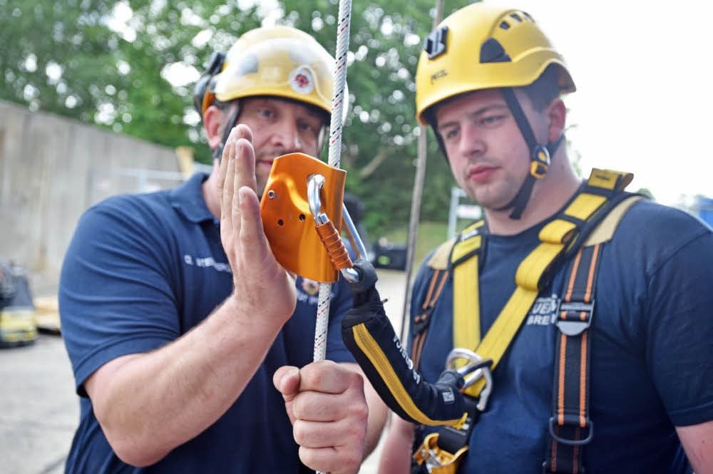 Dennis Steinberg (l.) wertet die Aktion mit William Dannenberg aus.