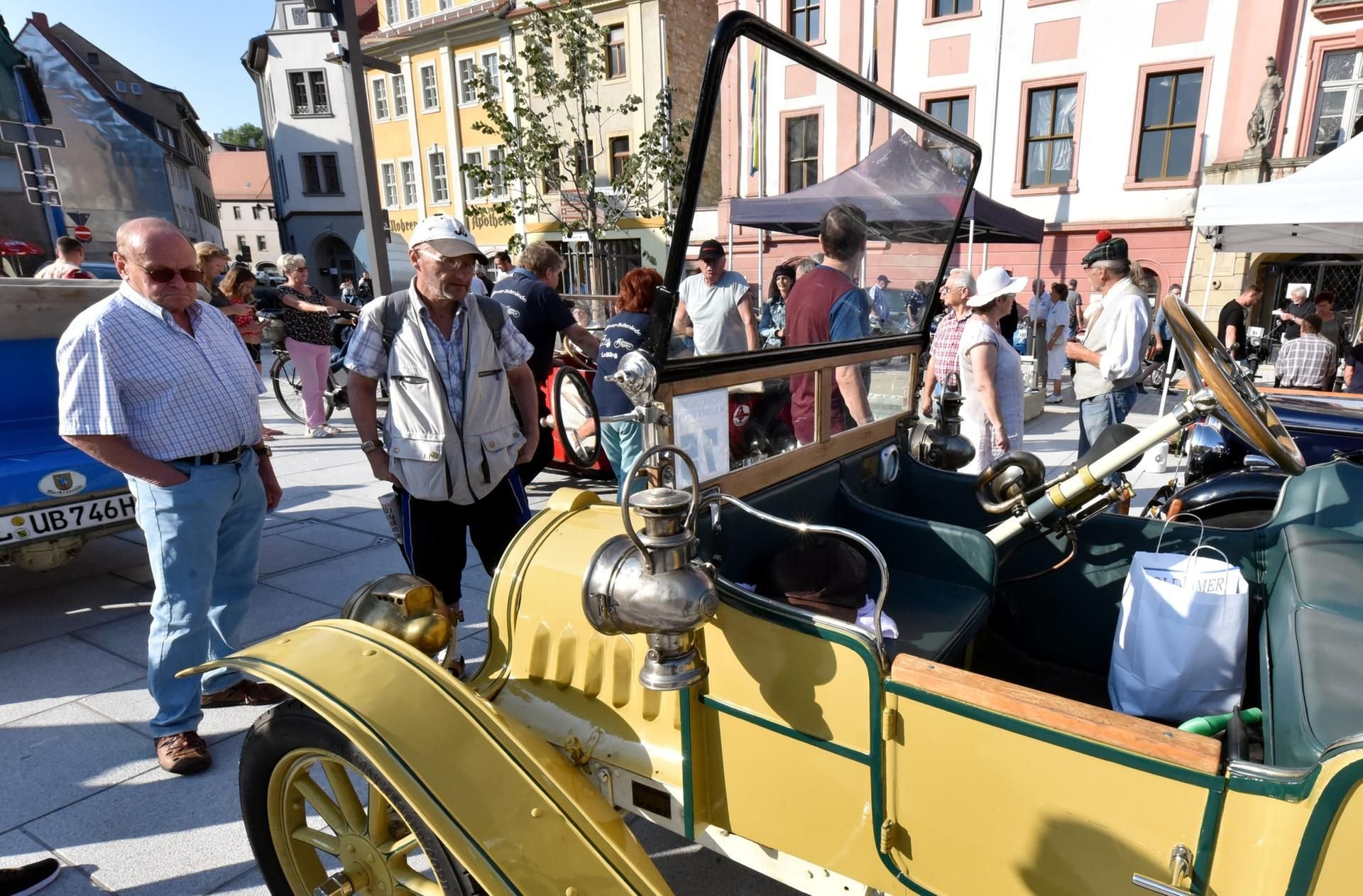 Schon vor dem Start der Rallye in Weißenfels war das Interesse an den schmucken Oldtimern groß.