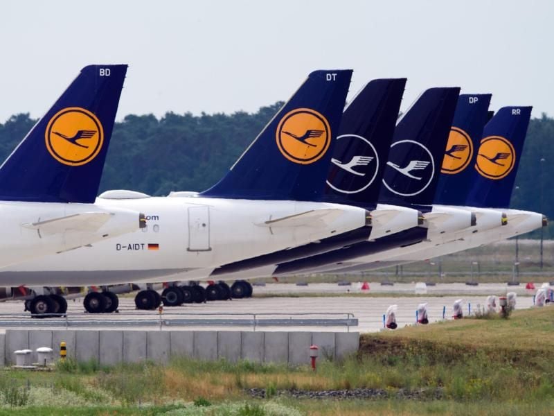 Flugzeuge der Fluggesellschaft Lufthansa stehen am Rand des Rollfeldes nebeneinander. Foto: Soeren Stache/dpa-Zentralbild/dpa/Symbolbild