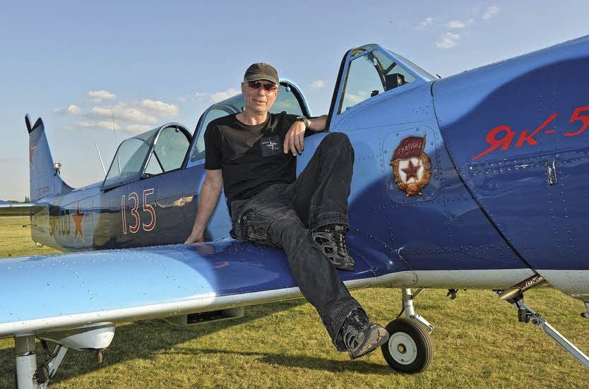 Kunstflieger Ralf Buresch an seiner Maschine