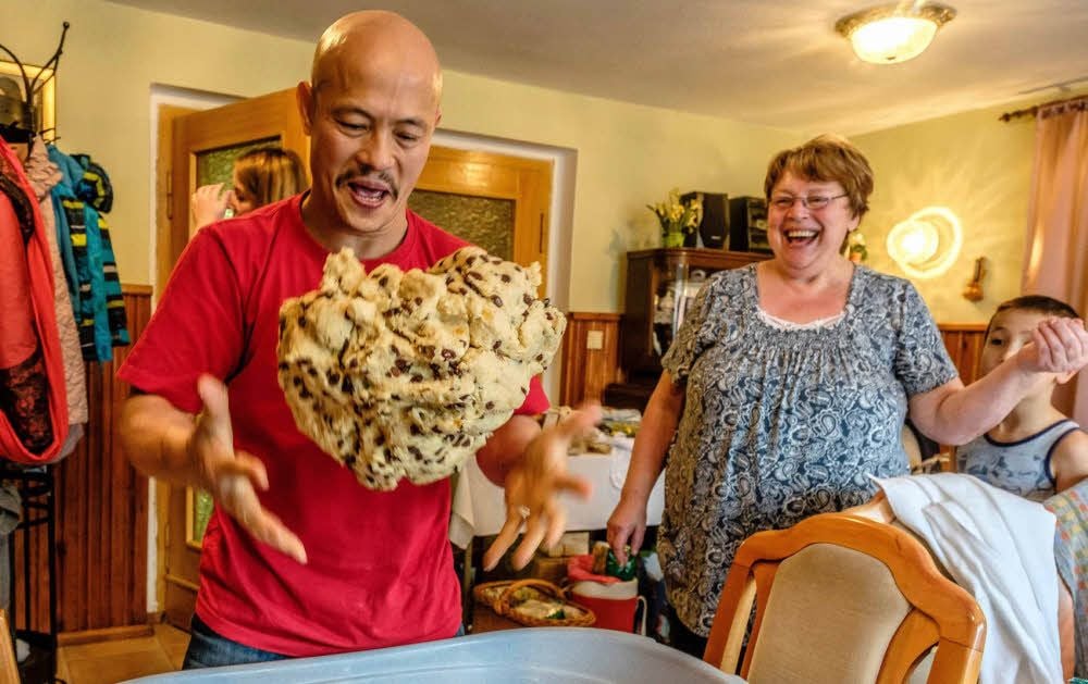 Das Kneten von Stollenteig kann Spaß machen - Kung-Fu-Großmeister und Wetten-Dass-Star Chu Tan Cuong und Helga Henze sieht man das auch an.