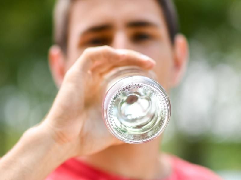 Fast egal, zu welchem Mineralwasser man greift: In Deutschland ist die Qualität überwiegend sehr gut. Foto: Tobias Hase/dpa-tmn/Archiv