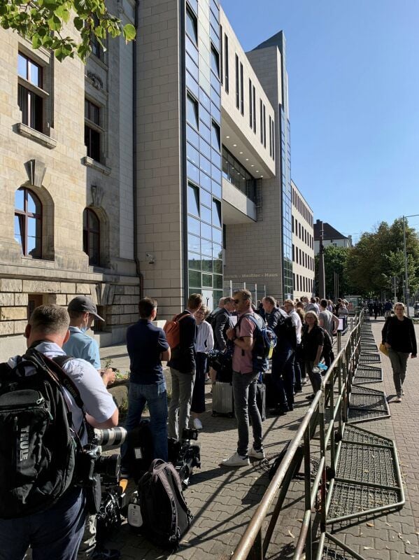 Vor dem Prozessbeginn bildete sich eine lange Schlange vor dem Magdeburger Landgericht.