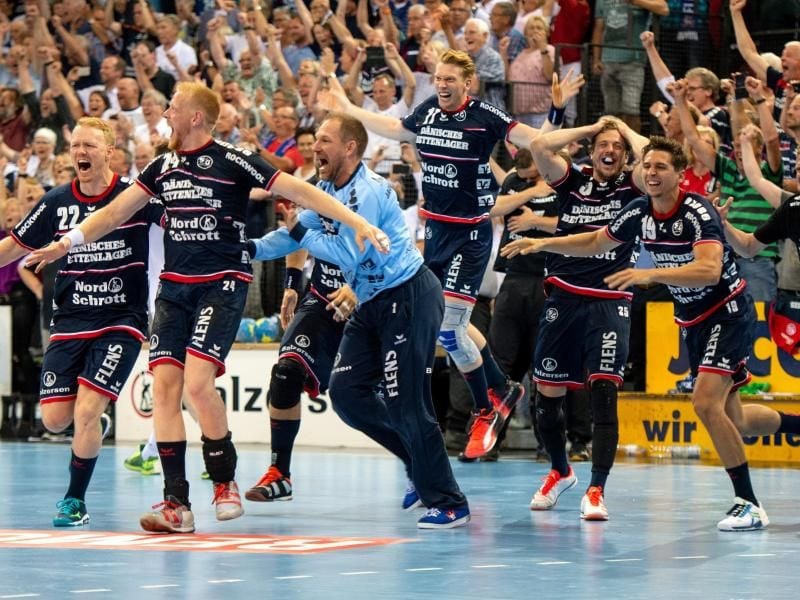 Die Flensburger stürmen nach dem Abpfiff das Spielfeld. Die SG Flensburg-Handewitt wurde zum zweiten Mal deutscher Meister. Foto: A. Heimken