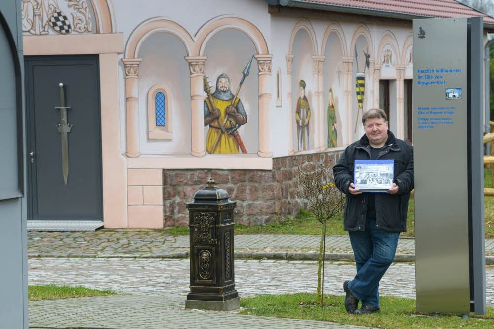 Ulf Schröter - hier vor dem Informationszentrum in Reppichau - engagiert sich seit vielen Jahren in seinem Heimatdorf. Egal ob in der Theatergruppe, im Förderverein Eike von Repgow oder als Ortschronist - seine Arbeit ist anerkannt. Und er macht sie sehr gern.