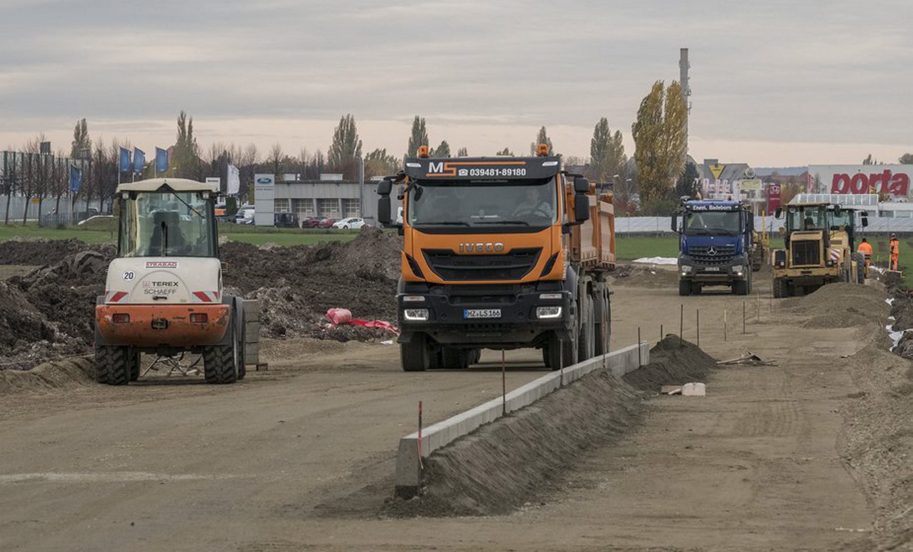 Zwischen Harsleben und Halberstadt wird momentan eine gut befestigte Ersatzstrasse errichtet, die den Verkehr an der Baustelle zur Errichtung der Umgehungsstrasse weiter fliessen lassen soll.