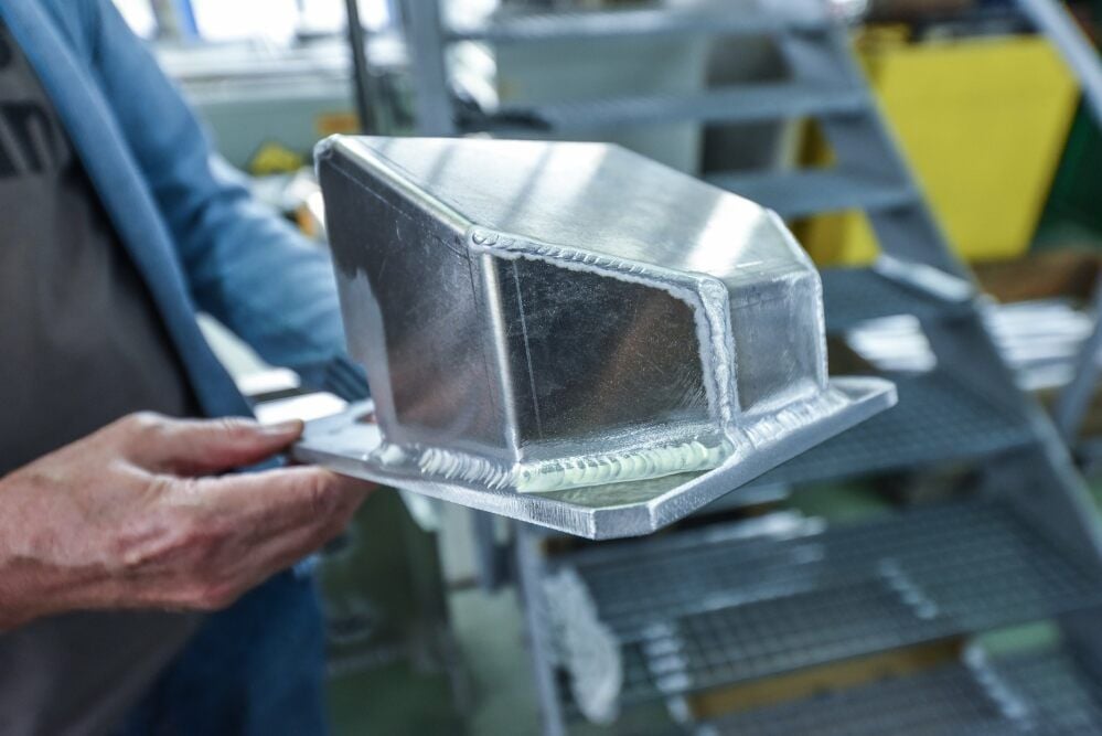 Die Firma hat sich auf die Verarbeitung von Aluminium spezialisiert.