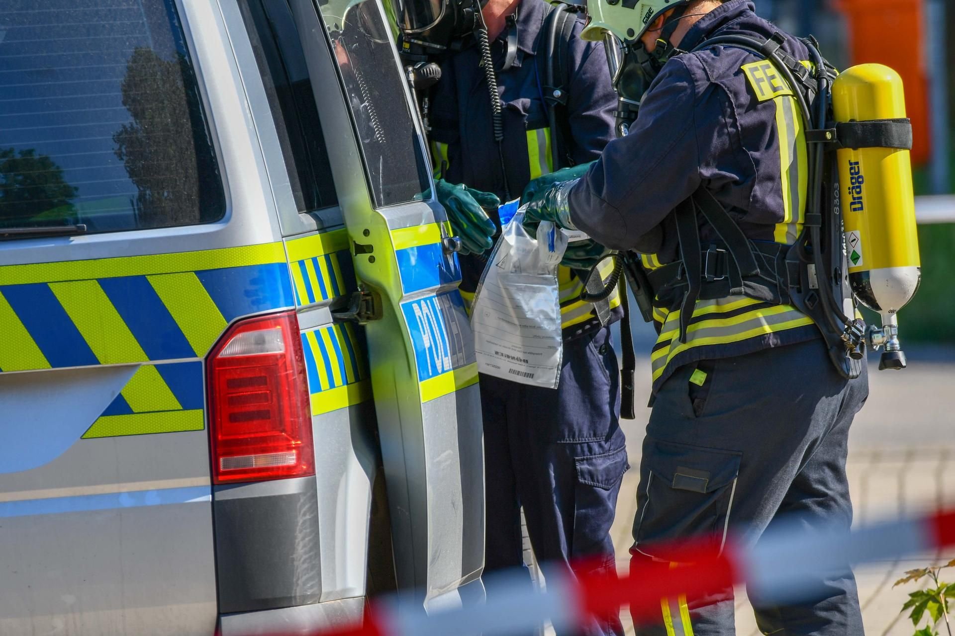 Spezialkräfte des ABC-Gefahrgutzuges der Feuerwehr bargen die unbekannte Substanz und vertüteten diese anschließend.