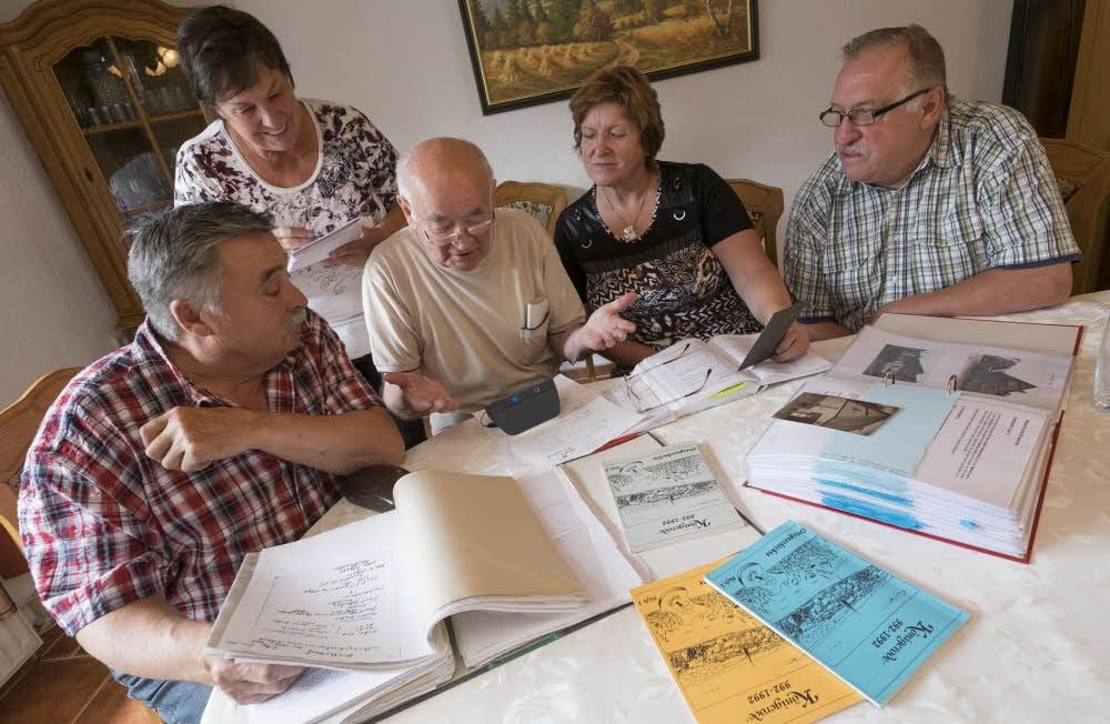 Gert Böttger, Inge Böttger, Klaus Grützmann und Dorle Hankel stellen Ortsbürgermeister Jürgen Rennicke (v.l.n.r.) Ergebnisse ihrer Arbeit an einer umfangreichen Häuserchronik für Königerode vor.