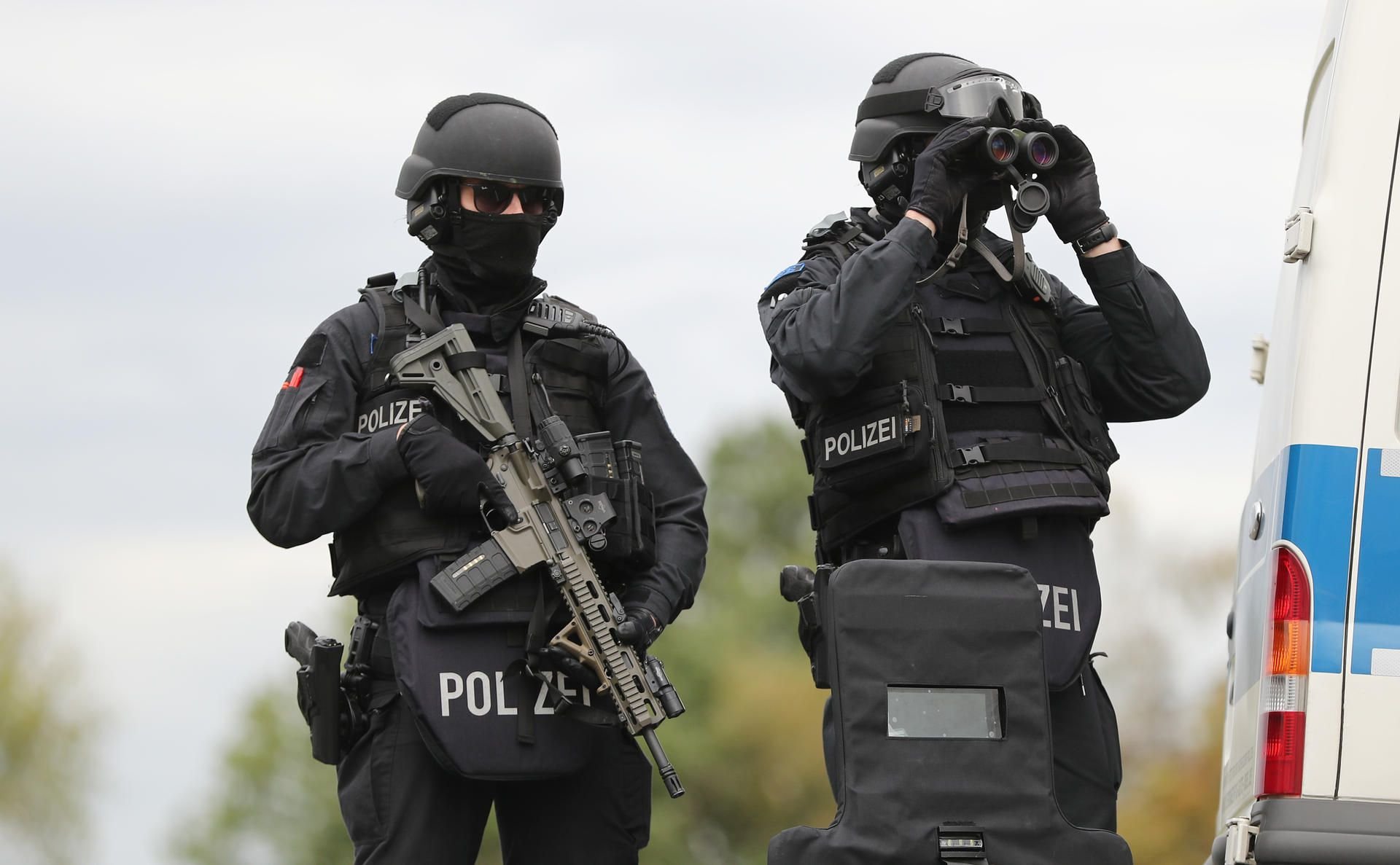 Polizisten sichern die Umgebung von Wiedersdorf in der Gemeinde Landsberg. Neben den Schüssen in Halle hat es auch Schüsse im rund 15 Kilometer entfernten Wiedersdorf bei Landsberg (Saalekreis) gegeben.