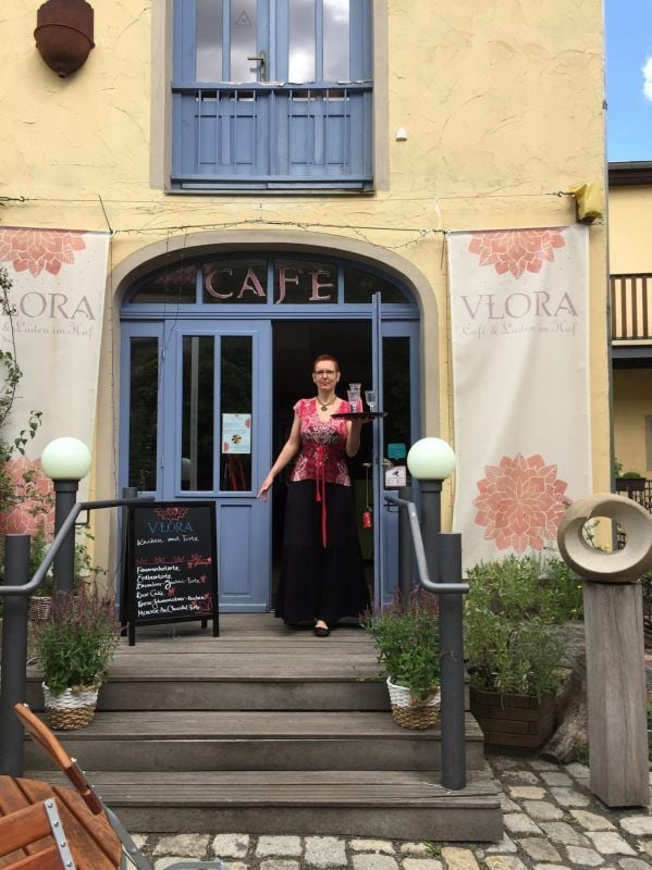 In Wittenbergs Pfaffengasse betreibt Anka Soboll das vegane Café Vlora. Neben kulinarischen Angeboten gibt es dort (in Nicht-Corona-Zeiten) auch Kunstausstellungen.