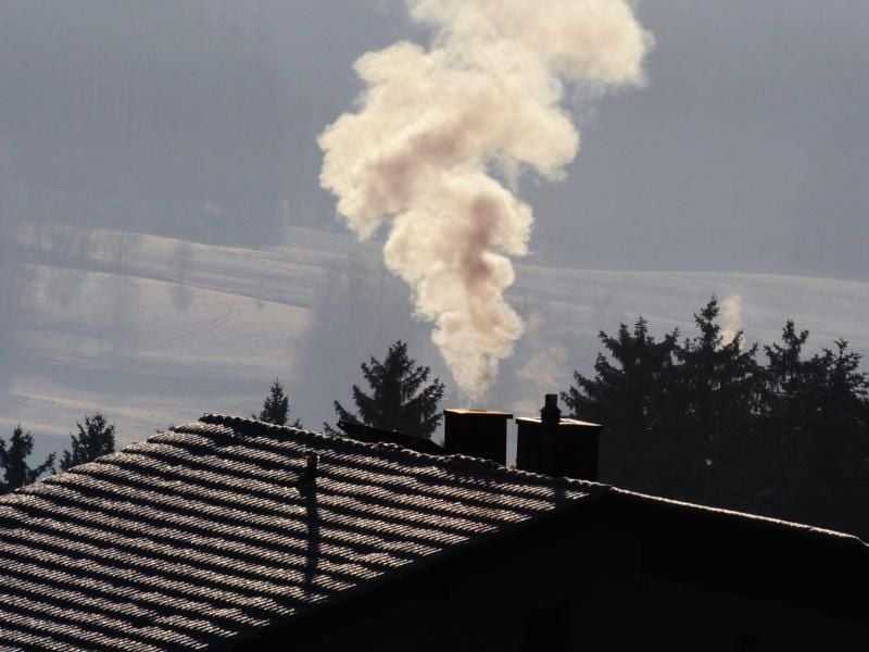 Hausbesitzer sollten den Schornstein ab und zu von einem Profi überprüfen lassen. Eventuell ist eine Sanierung nötig. Foto: Armin Weigel