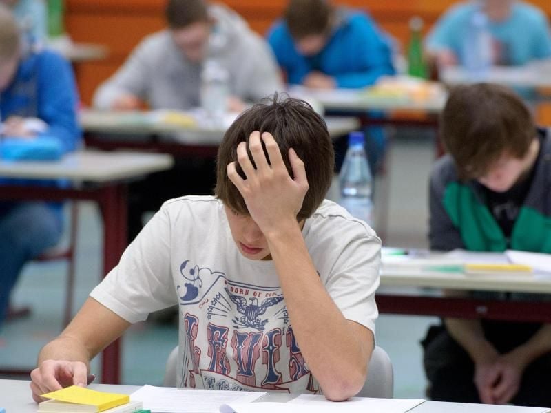 Eine Studie zeigt, dass Schüler nach einem Wochenende mit wenig Schlaf montags gestresst in die Schule kommen. Foto: Tobias Kleinschmidt/dpa