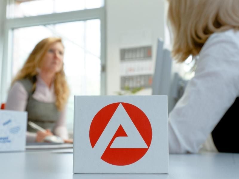 Spätestens am ersten Tag ohne Beschäftigung muss man sich persönlich bei der zuständigen Agentur für Arbeit arbeitslos melden. Foto: Markus Scholz