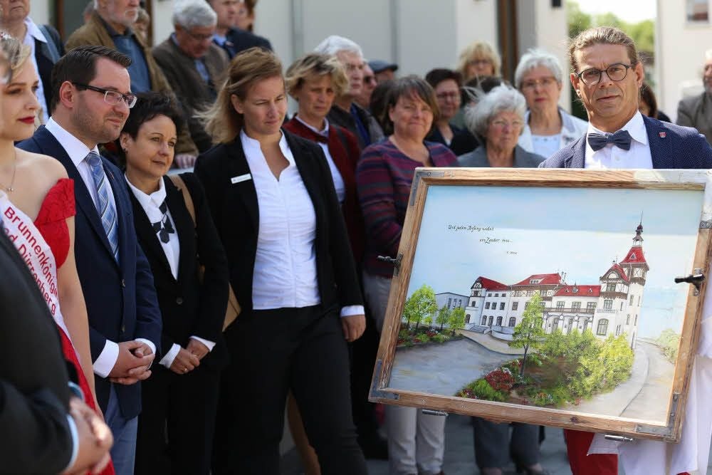 Michael Herrmann (r.) hat Bürgermeister Christoph Schulze (l.) ein Gemälde übergeben.