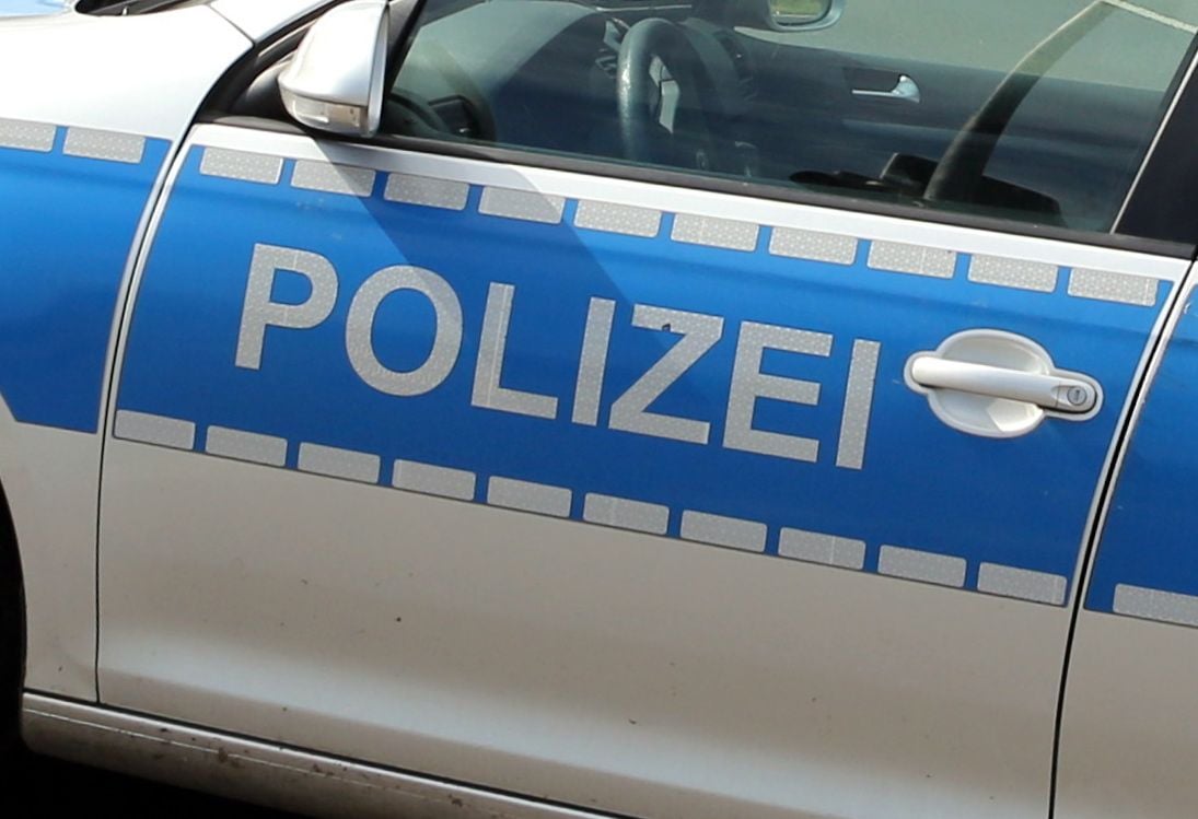 Der Schriftzug „Polizei“ an der Tür eines Einsatzfahrzeugs.