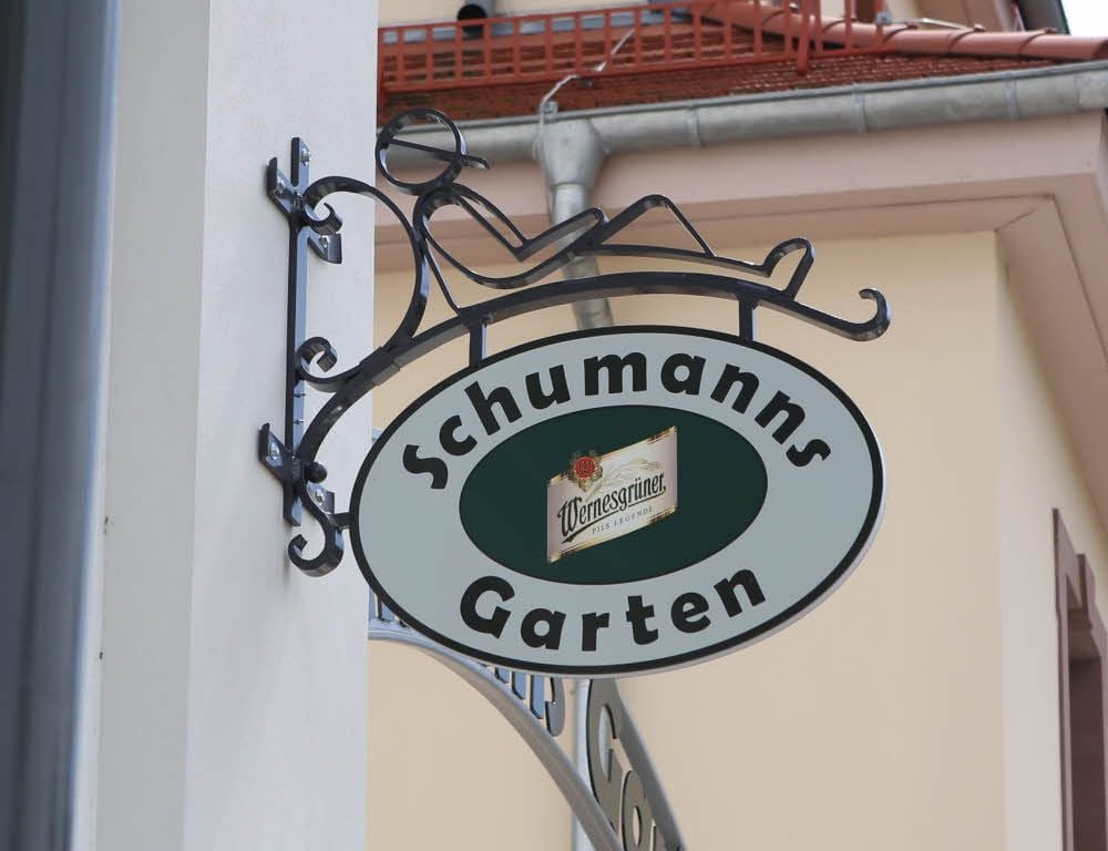 Ein Ausleger weist den Weg.