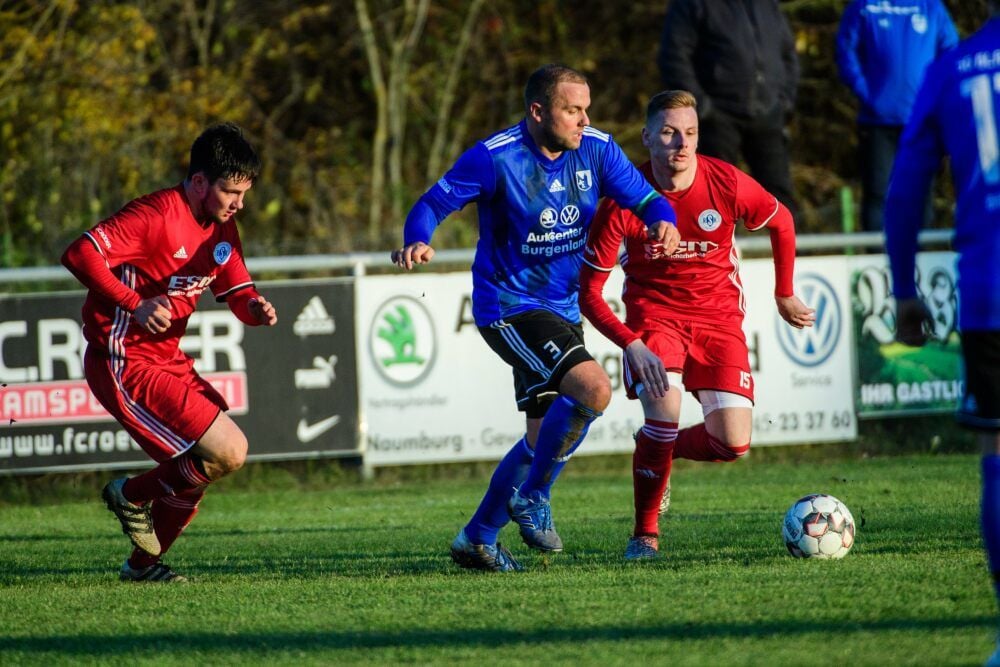 Kapitän Oliver Eschrich (Mitte) kämpft mit Blau-Weiß Bad Kösen am Sonntag gegen den 1. FC Zeitz um den Einzug ins Pokalfinale. Rechts im Bild: Nils Deckert (FC RSK Freyburg).