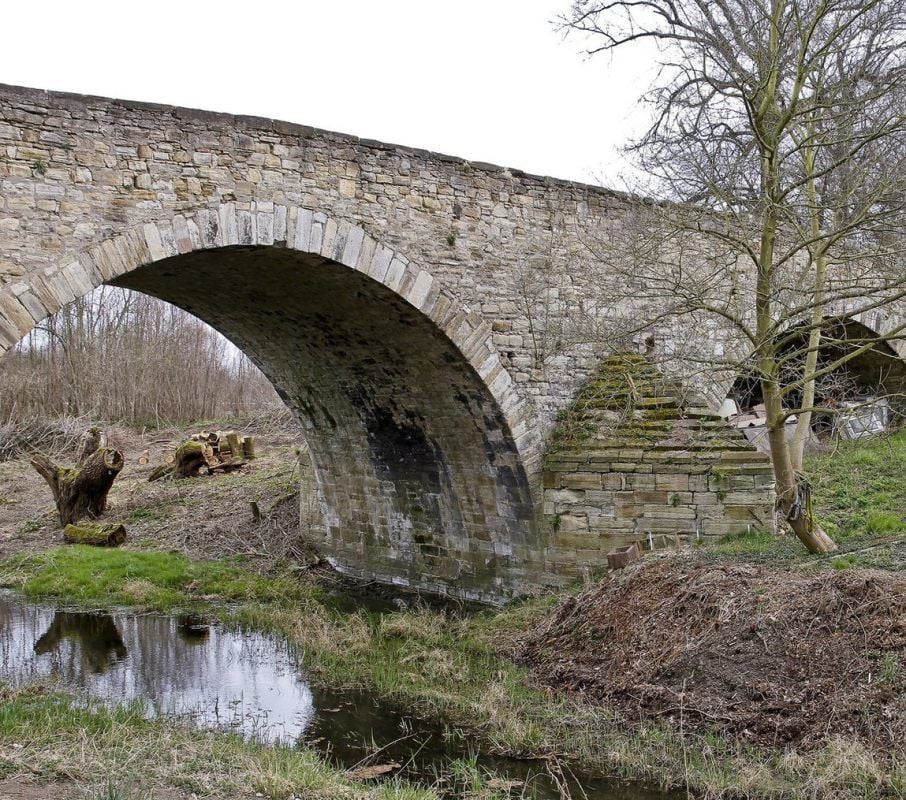 Die Hohe Brücke bei Merseburg besitzt große historische Bedeutung für die Region.