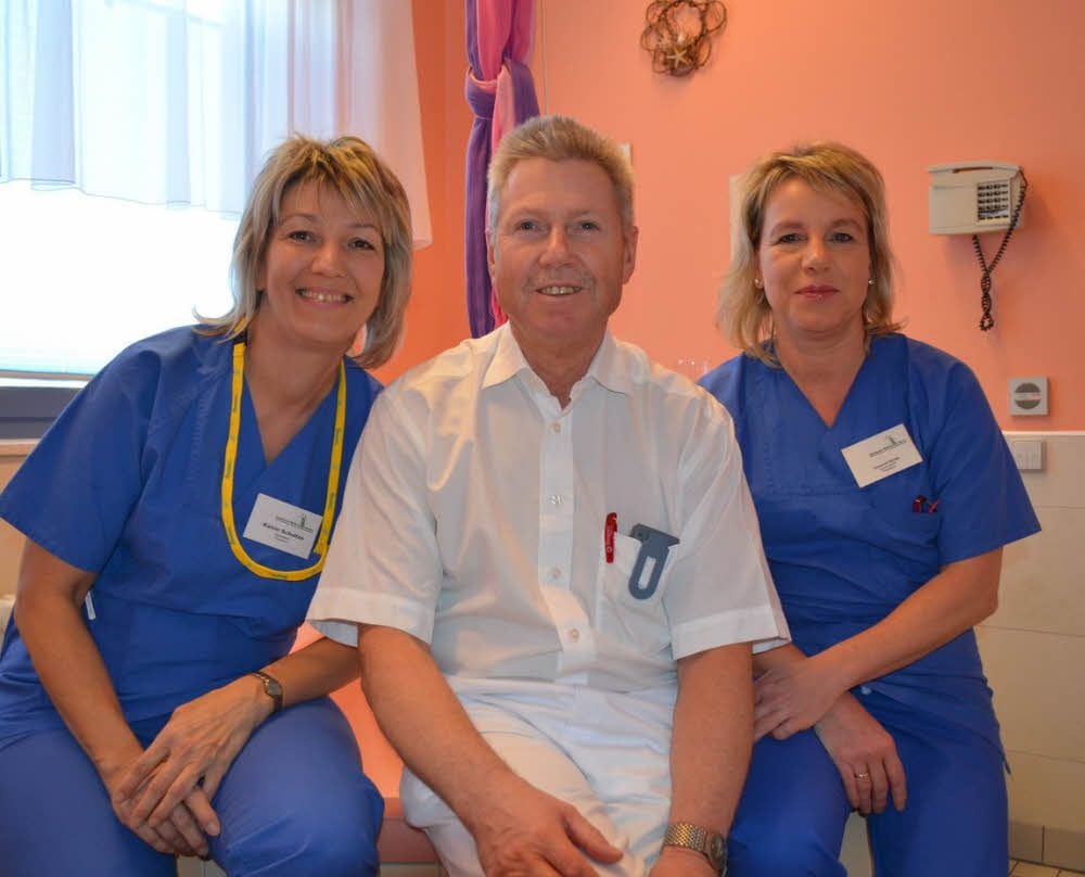 Hebamme Katrin Schulze, Oberarzt Frank Faßl und die leitende Hebamme Susanne Bantel vom Städtischen Klinikum Dessau freuen sich auf Auszubildende im Hebammenberuf.