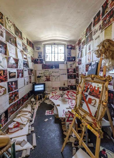 Die Zelle von Jonathan Meese im Gefängnis Wittenberg