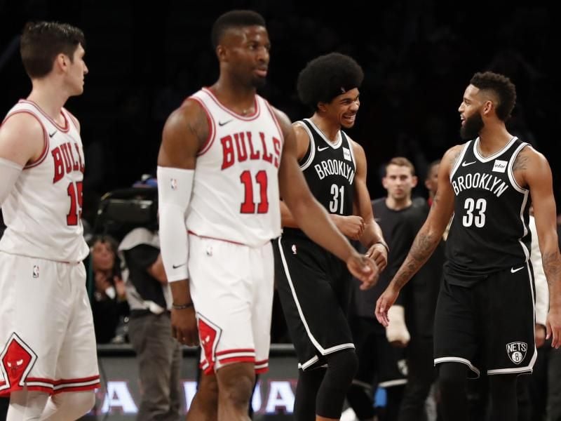 Jarrett Allen (2.v.r) und Allen Crabbe (r) von den Brooklyn Nets jubeln, während Ryan Arcidiacono (l) und David Nwaba das Spielfeld verlassen. Foto: Kathy Willens/AP