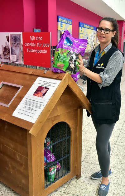Eine Box für Futterspenden steht auch im Weißenfelser E-Center, hier mit Claudia Hausherr.